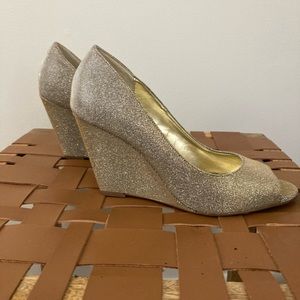 New 8.5 Kelly and Katie gold and silver fabric peep toe wedges